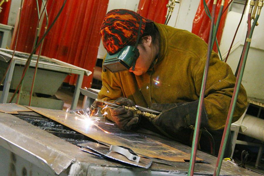 A 火博体育 student practicing welding